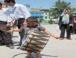 Minik Emin Ramazan davulu çalacak